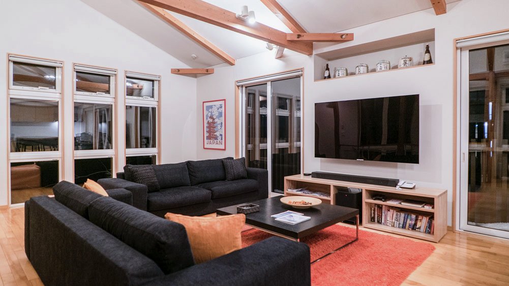 Casi67 East - Living room with flatscreen TV